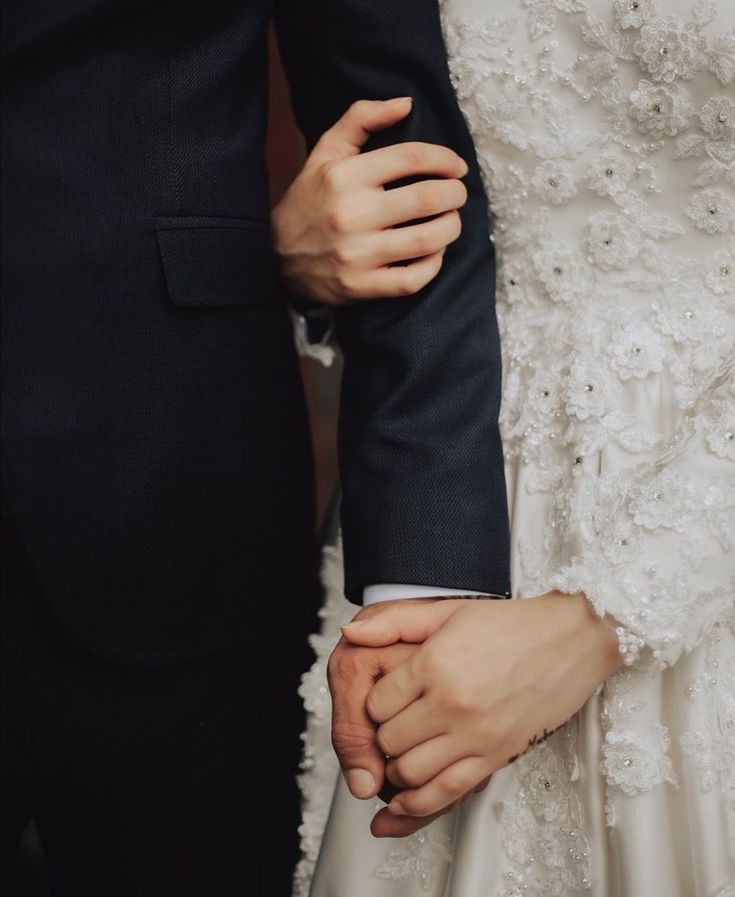 Tangan pasangan pengantin berpegangan